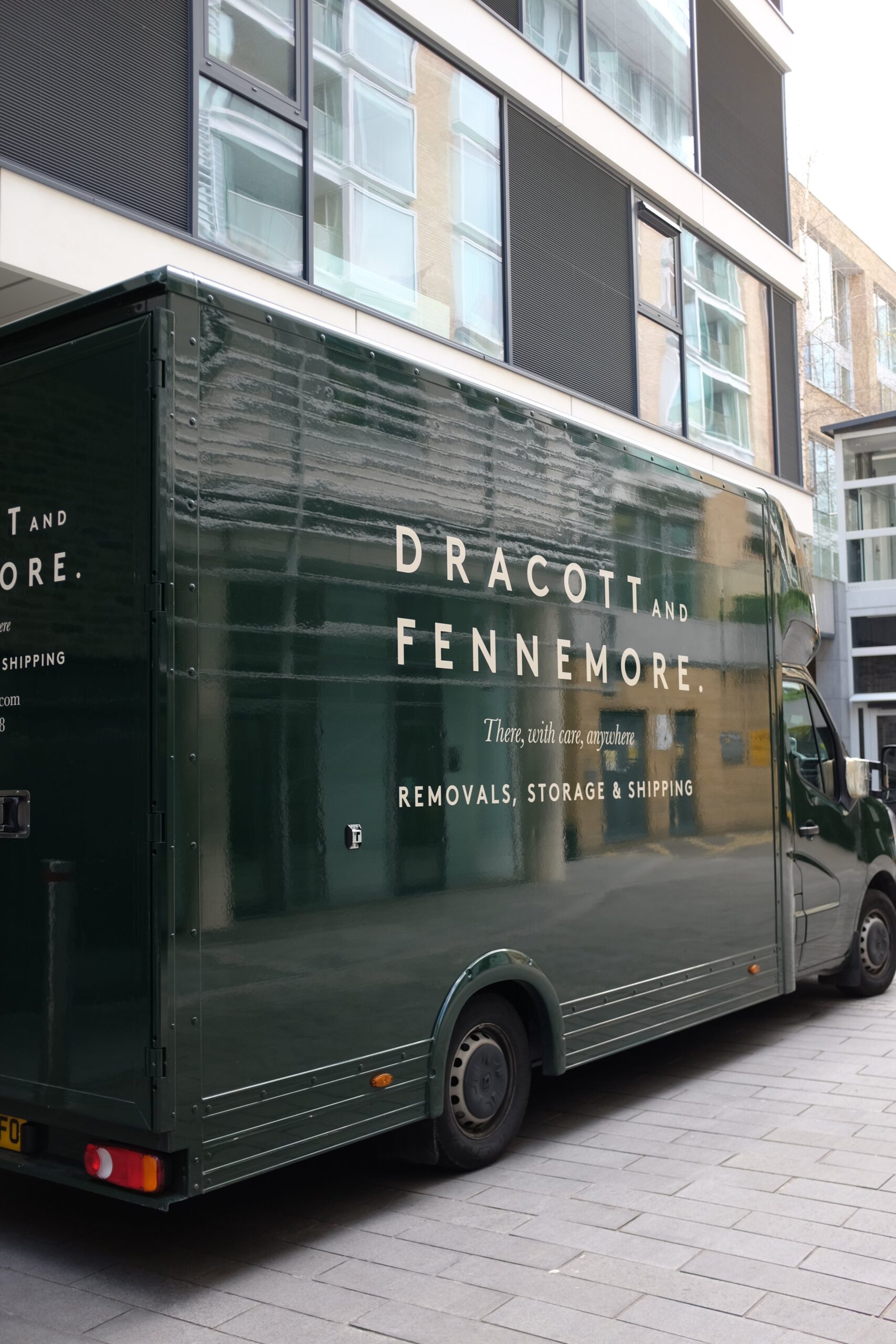 Ascot moving company Dracott and Fennemore explain what happens on moving day, from careful loading to smooth unloading and professional support throughout.